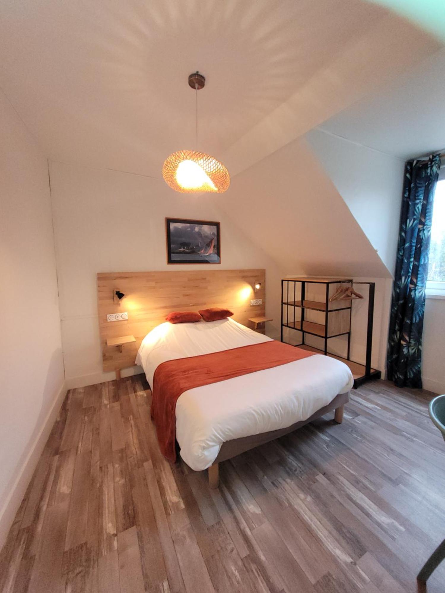 Hotel Le Petit Montmartre à Dinard Extérieur photo