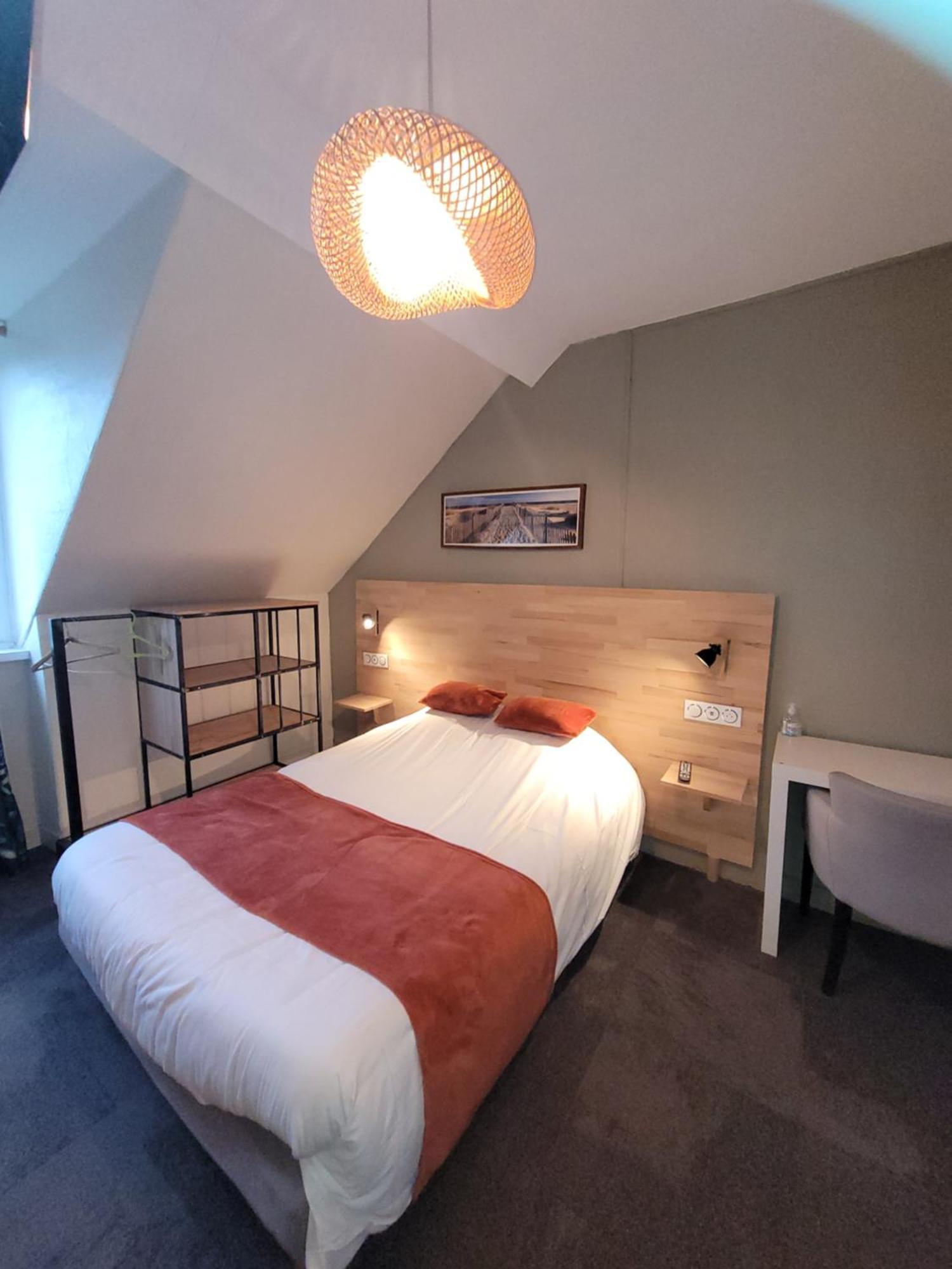 Hotel Le Petit Montmartre à Dinard Extérieur photo