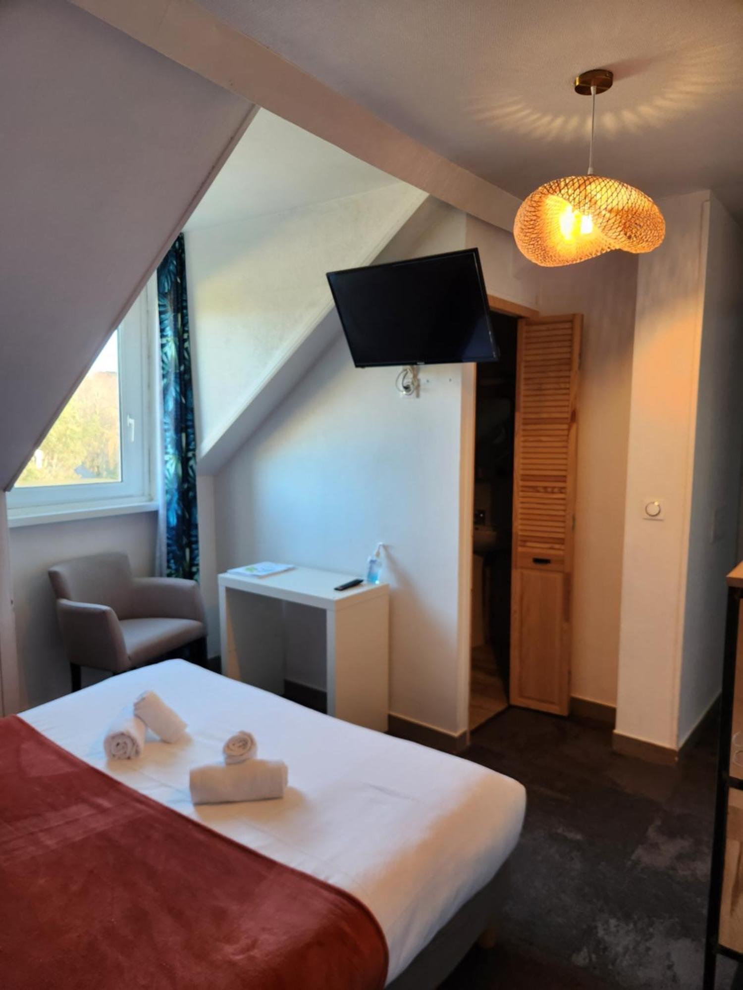 Hotel Le Petit Montmartre à Dinard Extérieur photo