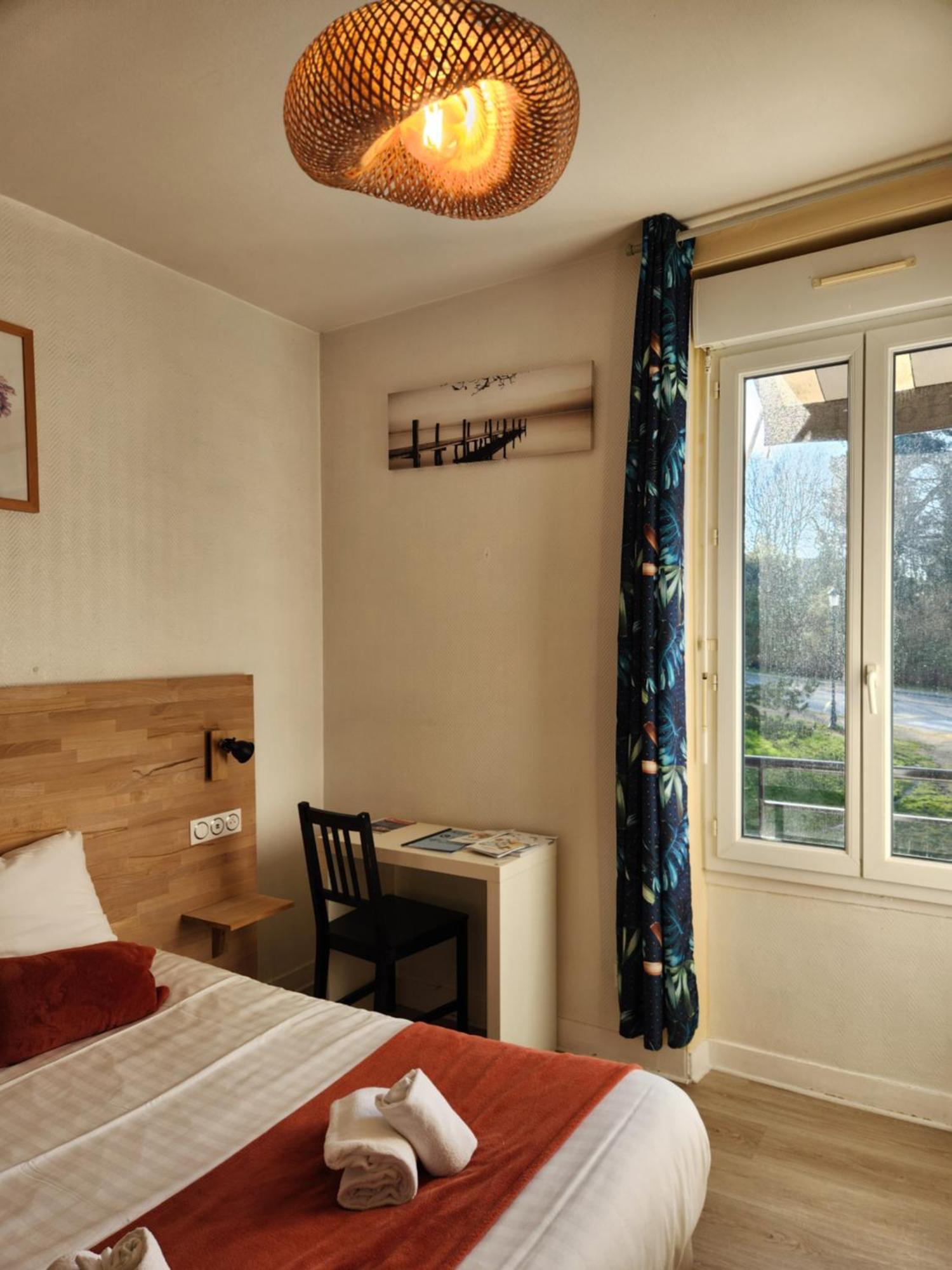 Hotel Le Petit Montmartre à Dinard Extérieur photo