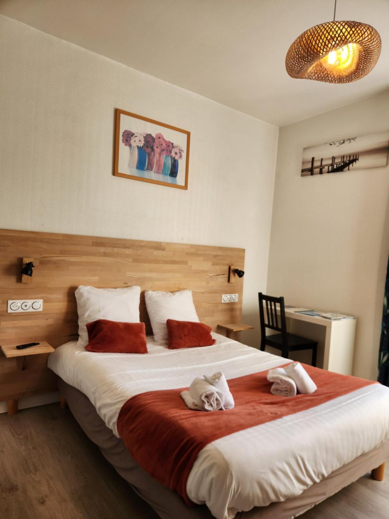 Hotel Le Petit Montmartre à Dinard Extérieur photo