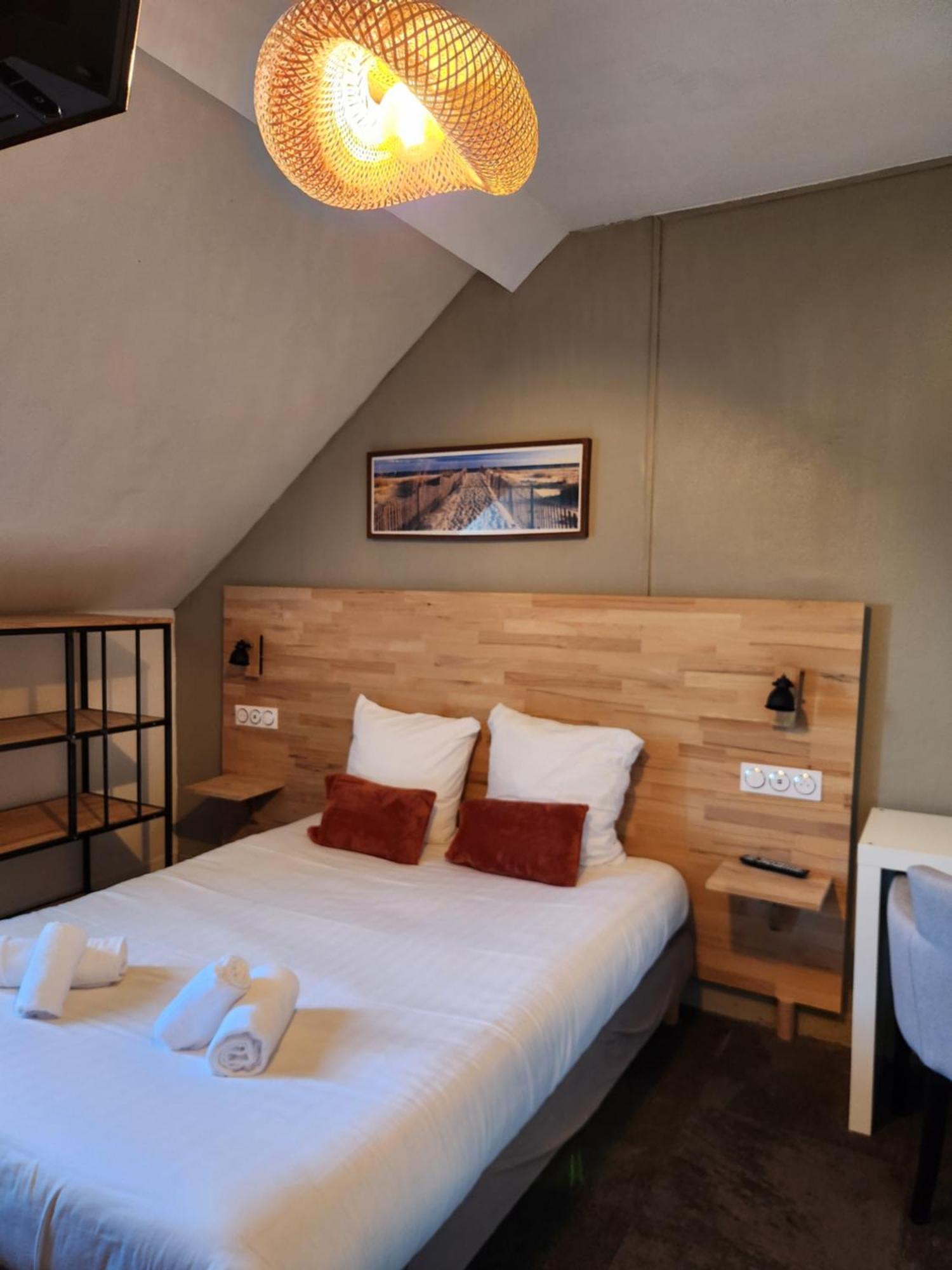 Hotel Le Petit Montmartre à Dinard Extérieur photo